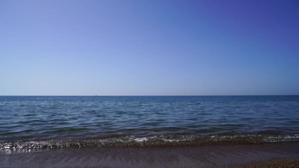 Vista dell'orizzonte sul corpo d'acqua — Video Stock