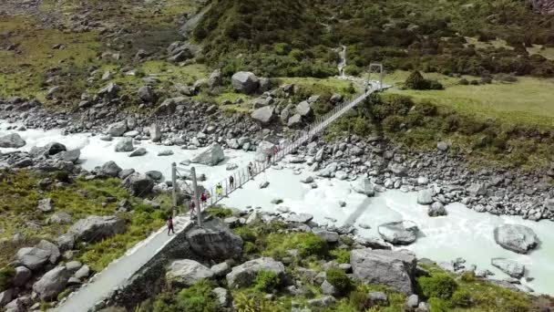 Kayalık bir nehrin üzerine inşa edilmiş yürüyüş köprüsü — Stok video