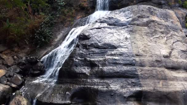 Chute d'eau en cascade vers le bas d'une grande formation rocheuse — Video