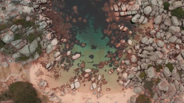 Vatten lagun omgiven av block av sten — Stockvideo