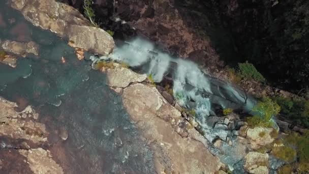 Chutes d'eau de haut au-dessus des roches de montagne descend vers une vallée de rivière rocheuse — Video