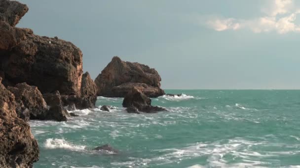 Wellen krachen auf die Felsen — Stockvideo