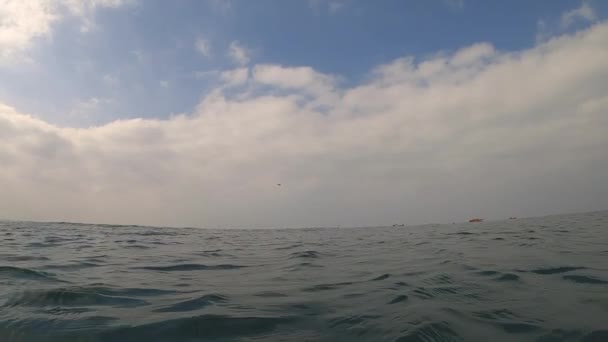 Vlny na hlubokém úpatí otevřeného moře — Stock video