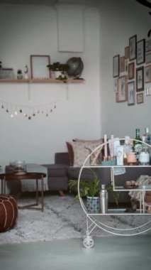 Bar alkollü içkilerle dolu.