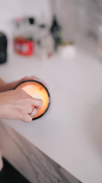 Zapalování svíčky v láhvi pomocí zapalovače — Stock video