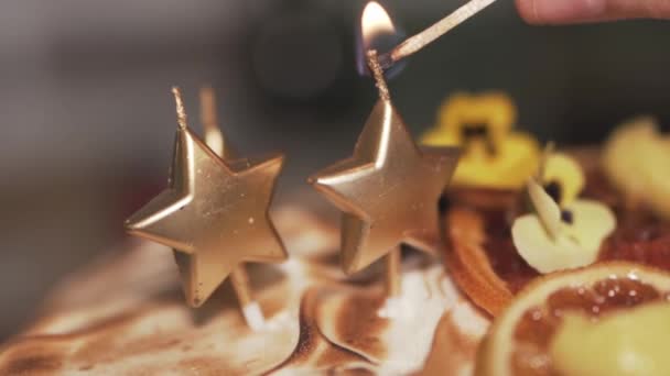 Acender velas em forma de estrela usando um palito de fósforo — Vídeo de Stock