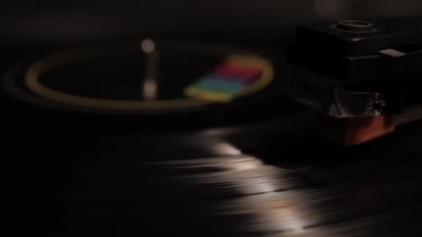 Mesa giratoria tocando un disco de vinilo — Vídeos de Stock