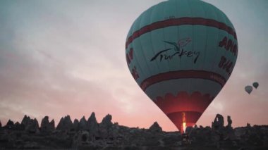 Açık bir alana sıcak hava balonu indiriyor.