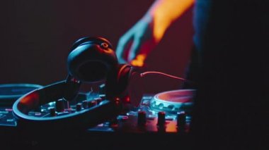 disk jokeyi ses karıştırıcısı üzerinde çalışıyor