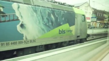 Bir tren istasyonunda somut platformlar