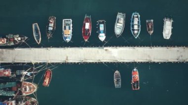 İHA bir deniz limanının rıhtımında uçuyor.