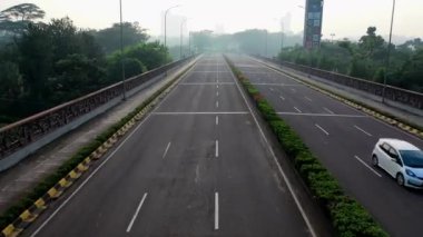 Motosikletler köprüden geçiyor.