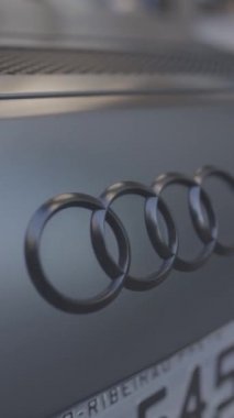 Küçük motorlu tekne büyük balıkçı teknelerinin yanından geçiyor.