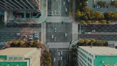 Şehirdeki bir kavşakta trafik