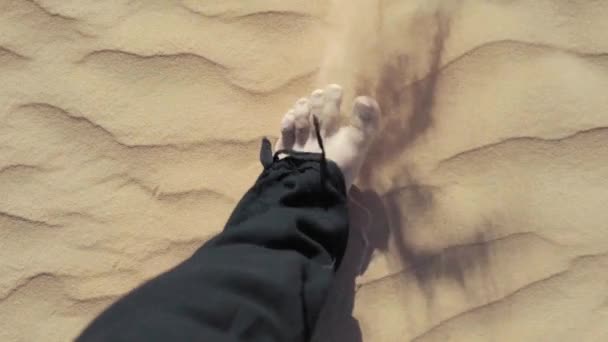 Człowiek spacerujący boso po pustynnym piasku — Wideo stockowe