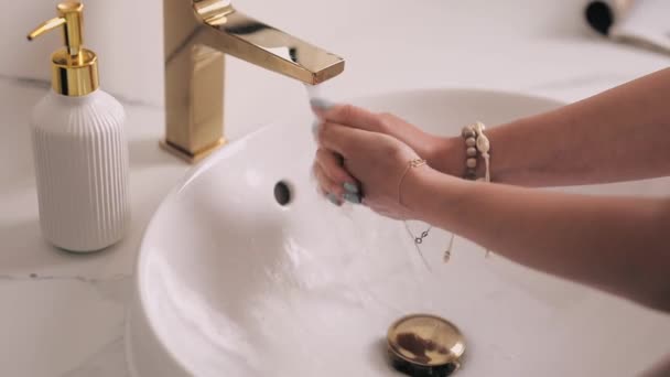 Femme se lave soigneusement les mains avec du savon et de l'eau — Video