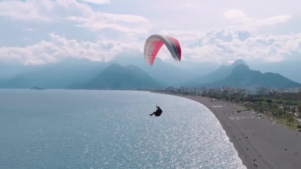 Légi felvétel ejtőernyős siklásról a levegőben — Stock videók