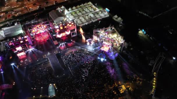 Luchtfoto van mensen die naar een concert kijken — Stockvideo