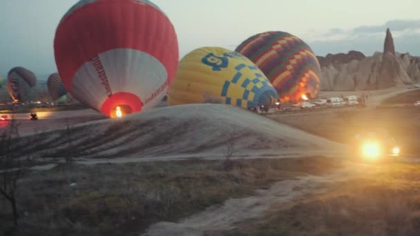 Participantes del festival de globos de aire caliente que comienzan a inflar su globo — Vídeos de Stock