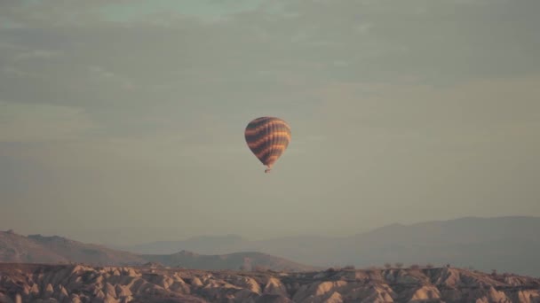 Globo de aire caliente en vuelo sobre las colinas — Vídeos de Stock