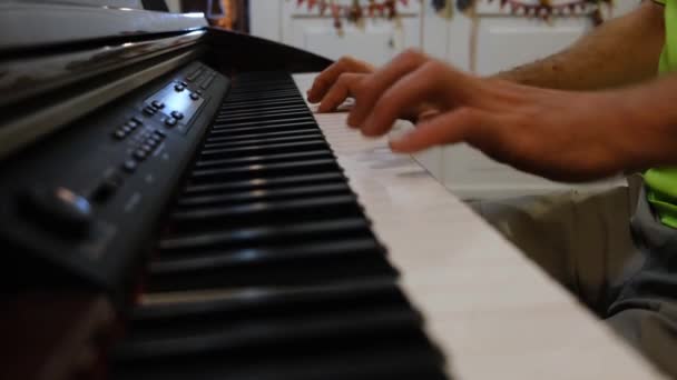 Άτομο που παίζει πιάνο — Αρχείο Βίντεο