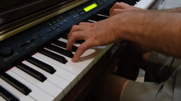 피아노를 치는 사람 — 비디오