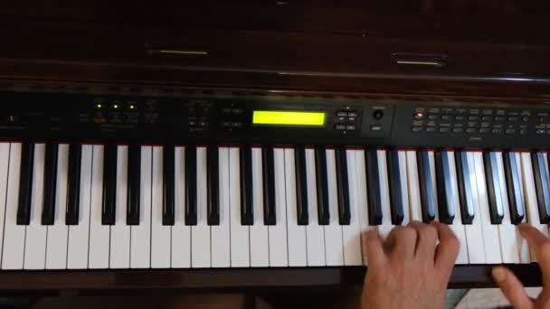 Persona che suona il pianoforte — Video Stock