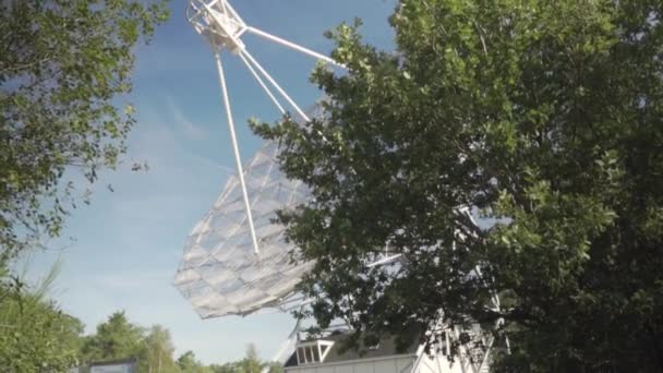 Gigantische radiotelescoop gebruikt voor astronomie — Stockvideo