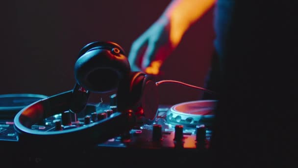 Disc jockey trabalhando em seu mixer de áudio — Vídeo de Stock