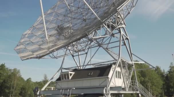 Bir araştırma merkezi astronomisinde radyo teleskobu — Stok video
