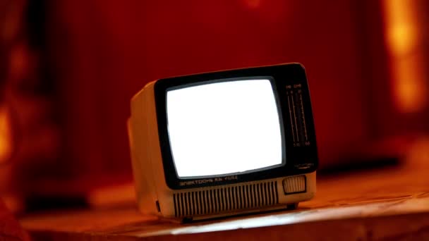 Een oude draagbare televisie — Stockvideo