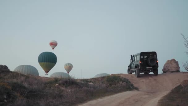 頑丈な未舗装道路上の4 × 4車両 — ストック動画