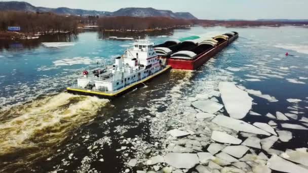 빙산으로 강을 항해하는 바지선 — 비디오
