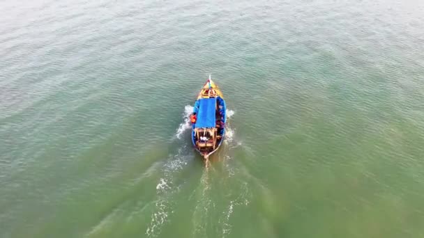 Images aériennes d'un bateau de pêche dans la mer — Video
