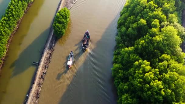 Воздушные съемки двух лодок, проходящих через водный путь — стоковое видео