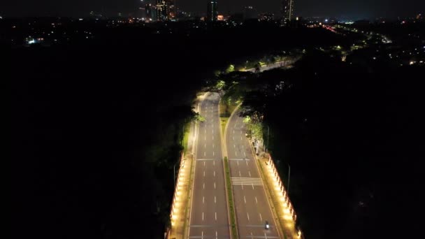 Zicht vanuit de lucht op een verlichte weg — Stockvideo