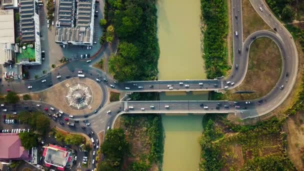 Flygfoto över vägar och trafik — Stockvideo