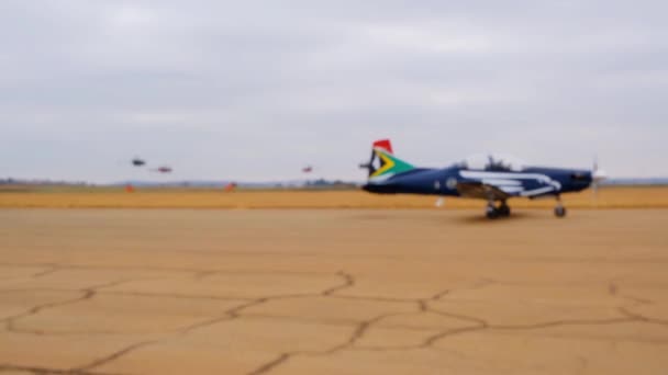Sebuah pesawat lepas landas di sebuah lapangan terbang — Stok Video