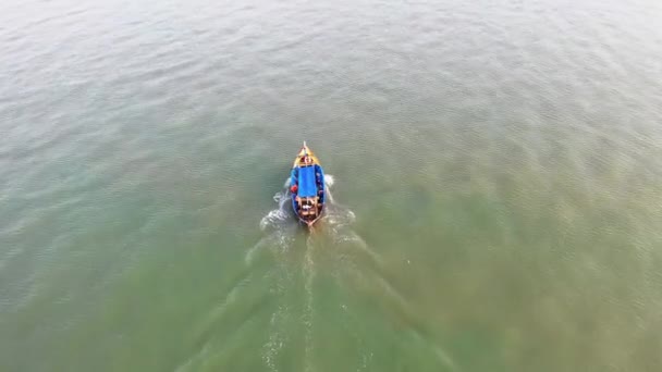 Båt som färdas över havet — Stockvideo