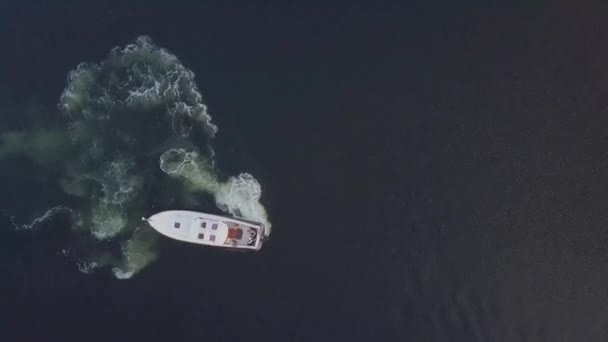 Bumerang bilder av en båt i vattnet — Stockvideo