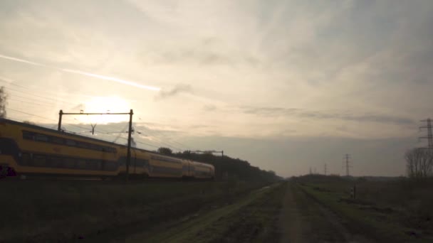 Trem de bala de transporte que acelera em uma estrada de ferro — Vídeo de Stock