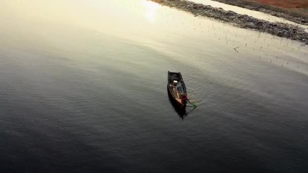 Nagranie drona człowieka podróżującego samotnie łodzią. — Wideo stockowe
