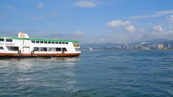 Traghetti in Victoria porto città di Hong — Video Stock