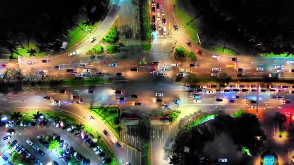 교차로가 있는 다중 구간 도로에서 저녁 교통 — 비디오