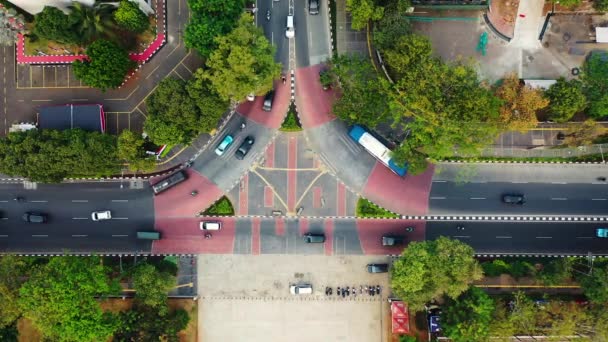 Da sopra filmati del flusso di traffico veicolare nelle strade della città durante il giorno — Video Stock