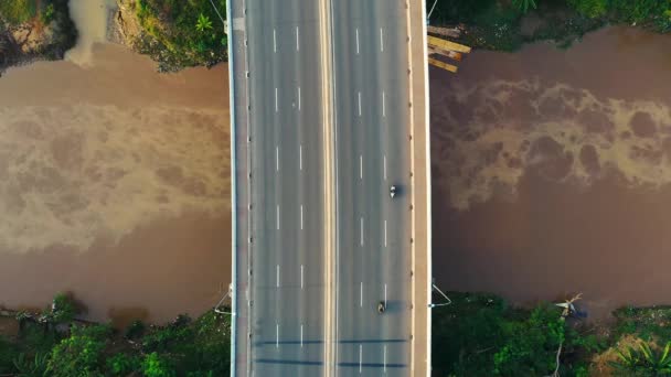 Puente de carretera de varios carriles construido a través de un río turbio — Vídeo de stock