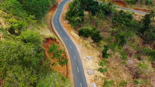 Bir dağ yamacına inşa edilmiş yol — Stok video