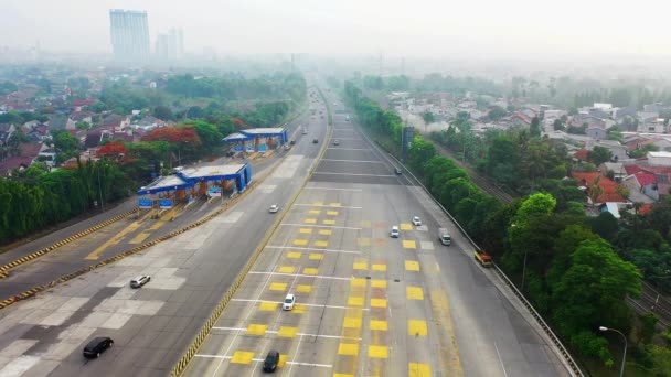 Silniční dálnice rozšiřující se do a z mýtné stanice — Stock video