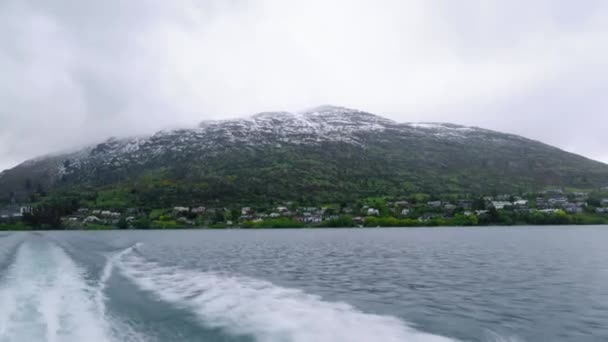 Motoscafo lasciando dietro di sé sentiero d'acqua nella superficie del lago — Video Stock