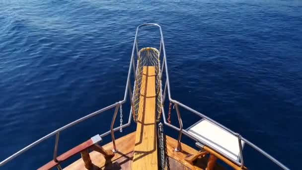 De voorste boeg van een boot — Stockvideo